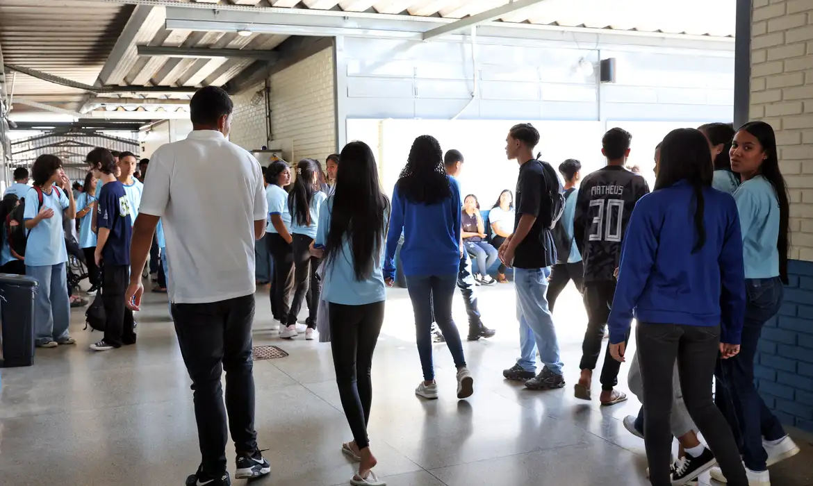 PÉ-DE- MEIA: alunos nascidos em novembro e dezembro recebem 1ª parcela