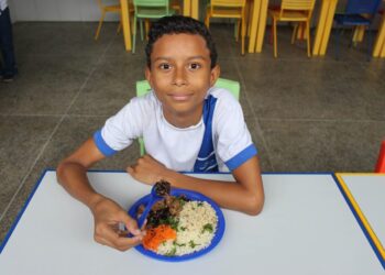 Salvador serve 180 mil refeições balanceadas por dia a 160 mil estudantes da rede municipal