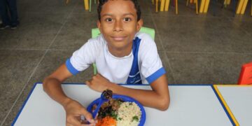 Salvador serve 180 mil refeições balanceadas por dia a 160 mil estudantes da rede municipal