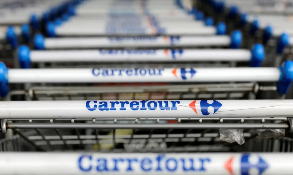 Justiça torna Carrefour réu por vazamento de óleo diesel em Santos