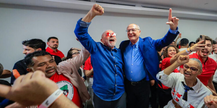 Lula é reeleito para quarto mandato de presidente