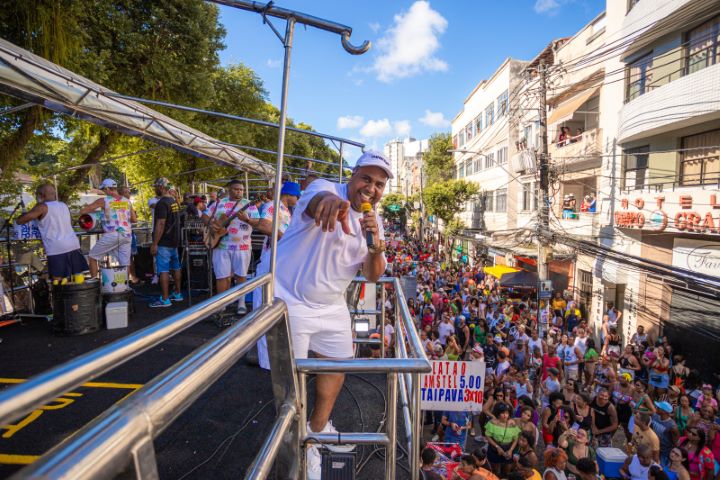 Caminhada Do Samba Traz Clima Carnavalesco Com Desfile De Nove Blocos ...