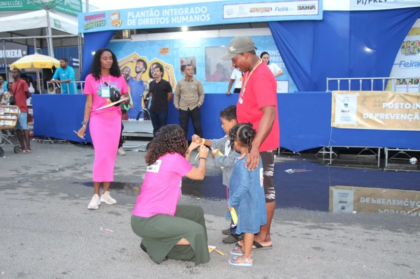 Plantão Integrado: Pulseira de identificação reforça proteção de crianças e pessoas com surdez na Micareta de Feira