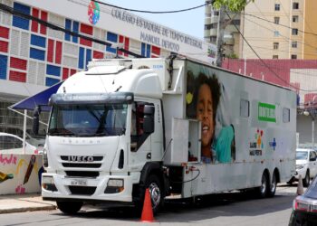 Estudantes de Salvador recebem tratamento dentário gratuito com limpeza, restauração e canal