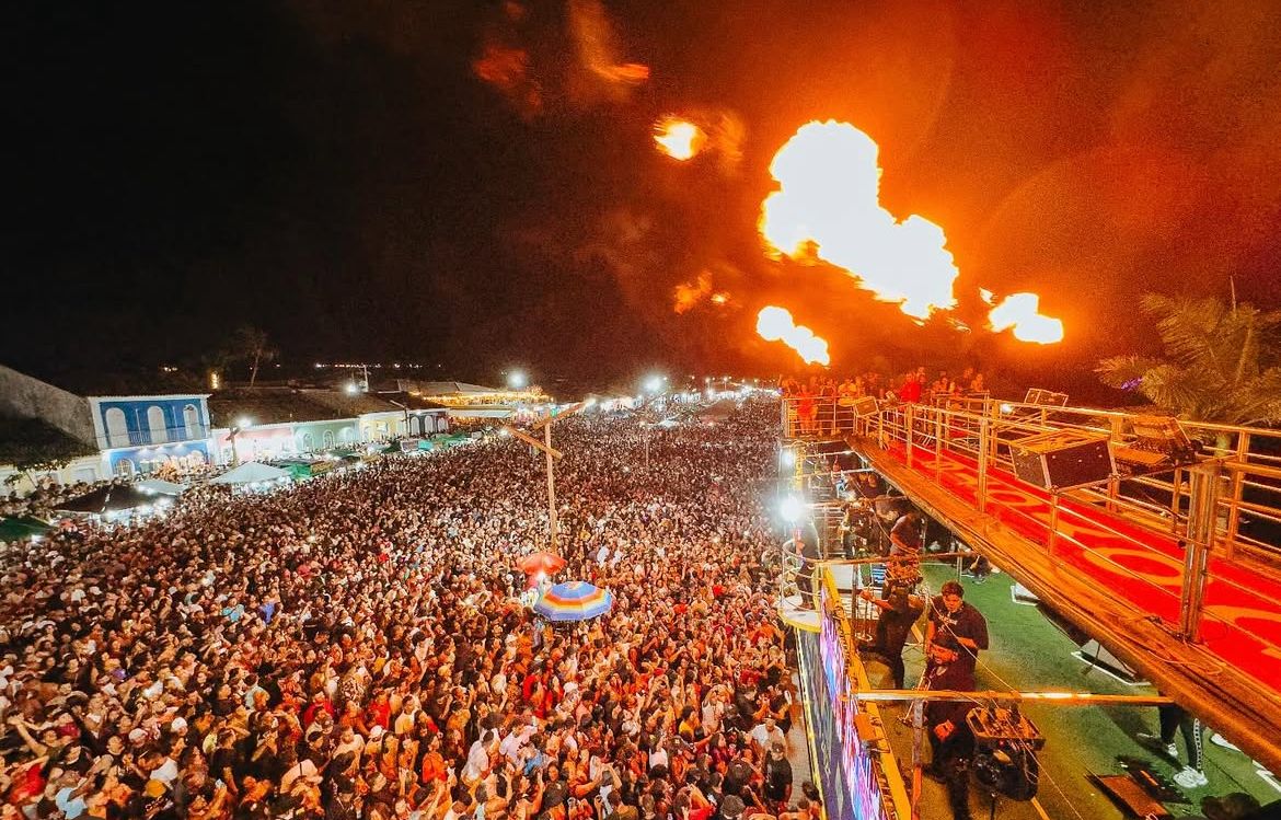 GIGANTE! Público lota passarela em show de Nattanzinho Lima em Porto Seguro