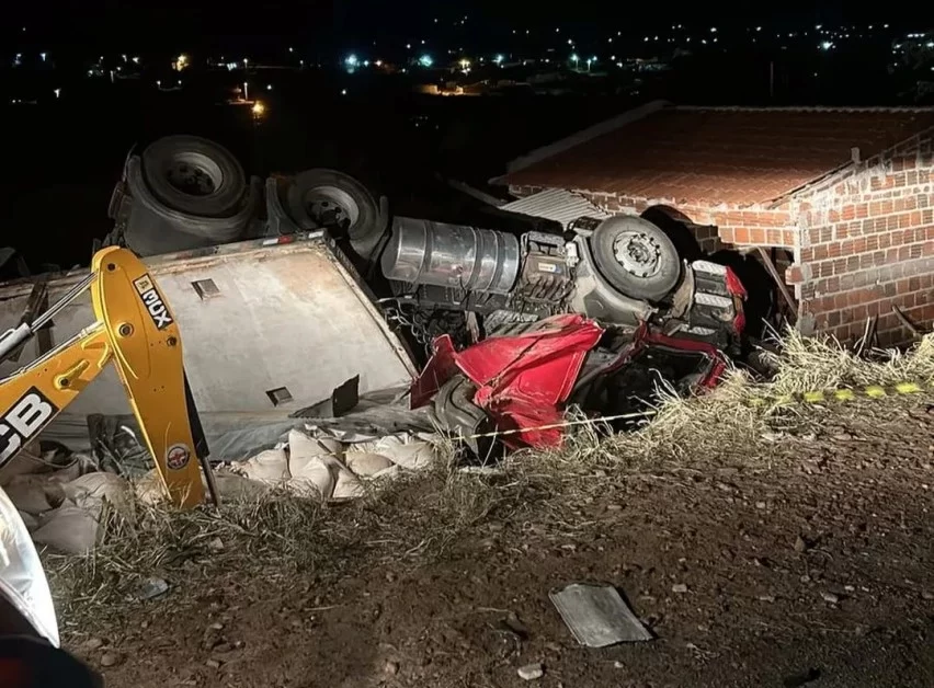 Dois corpos são retirados das ferragens por bombeiros do 15º BBM após grave acidente em Tucano