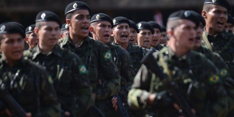 Projeto suspende decreto que limita validade de patentes militares