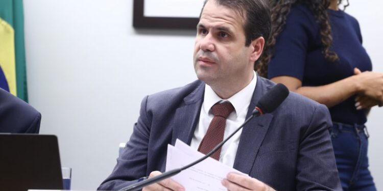 Projeto tipifica crimes de falsificação e de comercialização ilícita de cigarros