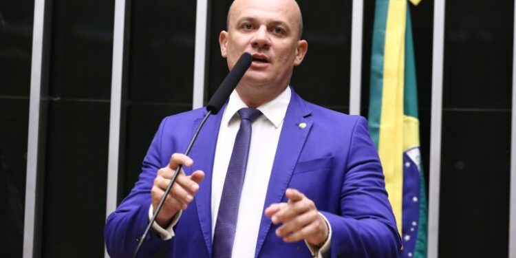 Projeto assegura igualdade para militares antigos preteridos em promoções